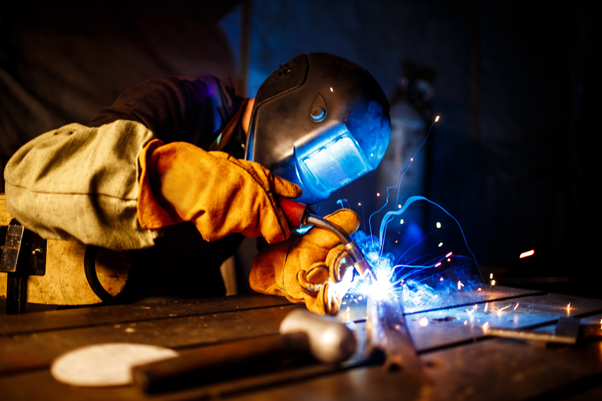 Cutting metal with plasma equipment plant